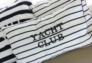 PODUSZKA YACHT CLUB CIENKIE PASY 30x50CM